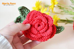 Rosa tejida a crochet. Es una rosa tejida a ganchillo, muy sencilla y un proyecto que forma parte de uno de los módulos de mi curso aprende crochet desde 0.