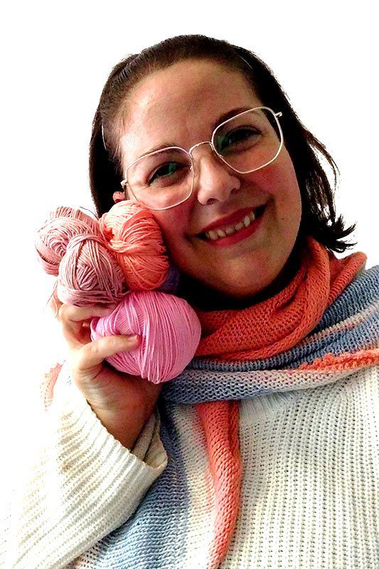 Marta con ovillos de crochet y punto