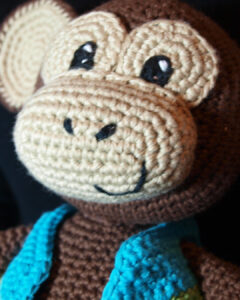 Mono con chaleco, patrón amigurumi a crochet