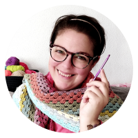 Foto de perfil de Marta Ruso, con un crochet en la mano.
